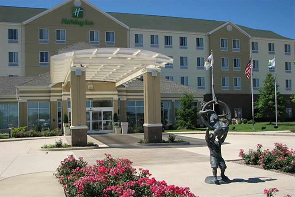 exterior view of the Lexington Inn and Suites in Effingham